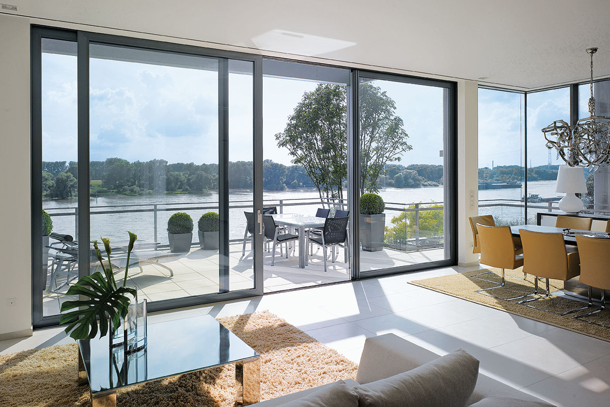 Cửa nhôm kính cao cấp đang trở thành xu hướng nhờ tính thẩm mỹ hiện đại.