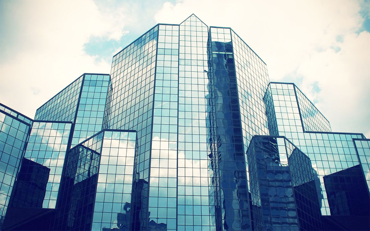 Mặt dựng kính: Khi công trình trở thành “bộ máy điều hòa thụ động”.